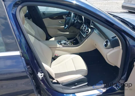 2015 Mercedes-Benz C 300 4Matic z USA, uszkodzony, nr VIN 55SWF4KBXFU084948